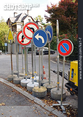 
                Verkehrszeichen, Schilderwald, Beschilderung                   