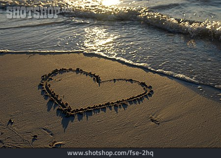 
                Strand, Herz, Liebesbotschaft                   