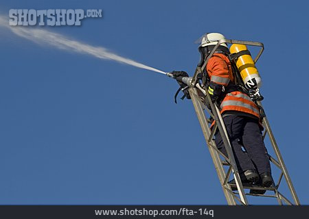 
                Feuerwehrmann, Löscharbeiten                   