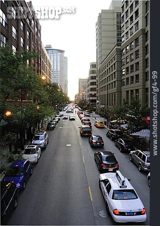 
                Straßenverkehr, Chicago, Straßenschlucht                   