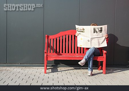 
                Warten, Lesen, Zeitungsleserin                   