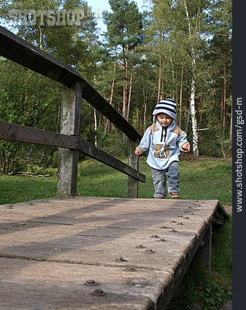 
                Kleinkind, Spaziergang, Holzbrücke                   