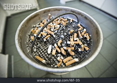 
                Aschenbecher, Rauchverbot, Zigarettenkippe                   