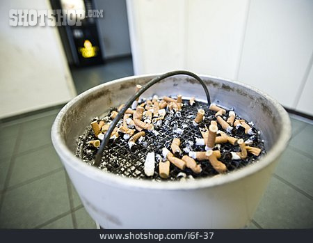 
                Aschenbecher, Zigarettenkippe                   