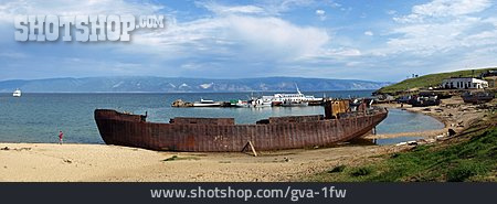 
                Schiffswrack, Baikalsee, Kap Burchan                   