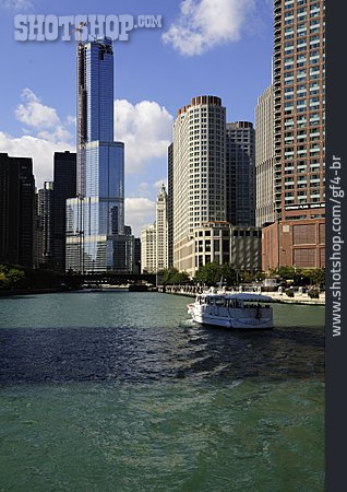 
                Usa, Chicago, Chicago River, Trump International Hotel & Tower                   