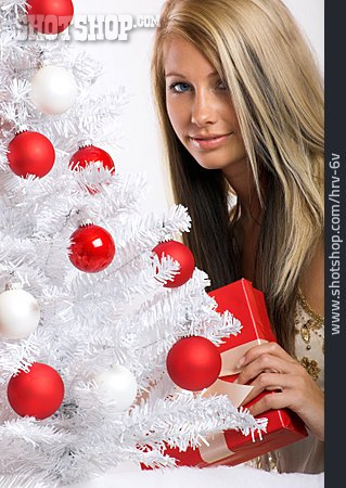 
                Junge Frau, Heiligabend, Weihnachtsbaum, Weihnachtsgeschenk                   