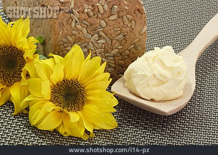 
                Butter, Brotlaib, Sonnenblumenkernbrot                   