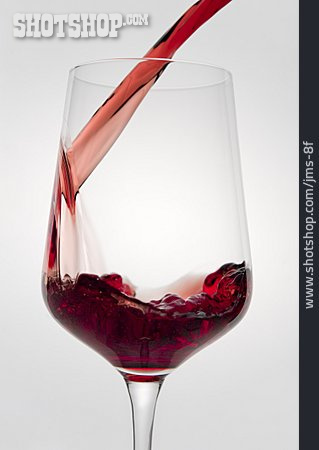
                Eingießen, Rotwein, Rotweinglas                   