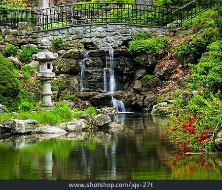 
                Wasserfall, Parkanlage, Japanischer Garten                   