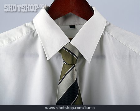 
                Hemd, Krawatte, Kleiderbügel                   