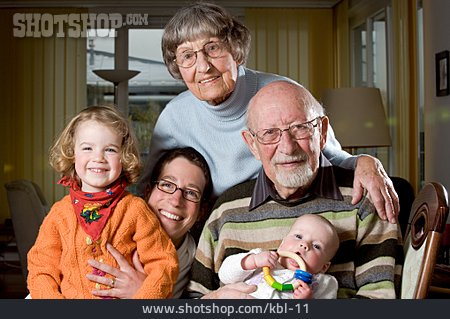 
                Familie, Generationen, Familienporträt                   