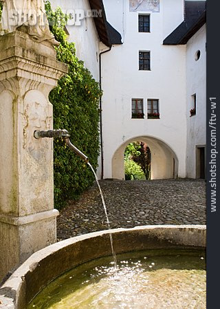 
                Brunnen, Kloster Höglwörth                   
