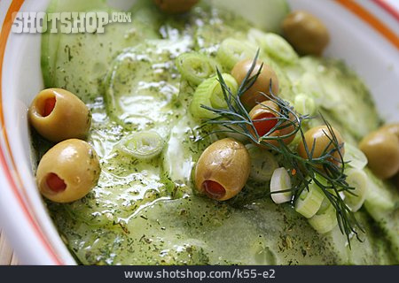 
                Gurkensalat, Kräuterdressing, Salatsauce                   