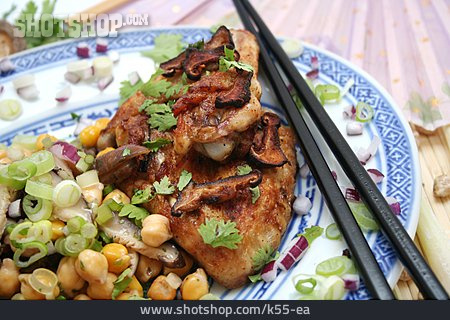 
                Asiatische Küche, Hühnchen, Kichererbsensalat                   
