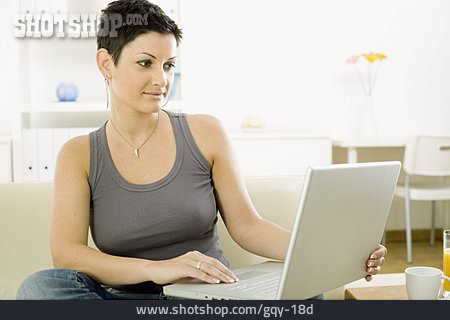 
                Frau, Häusliches Leben, Laptop                   