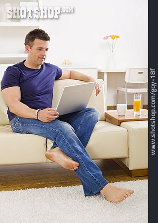 
                Mann, Häusliches Leben, Mobile Kommunikation, Laptop                   
