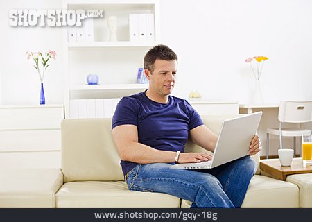 
                Mann, Häusliches Leben, Mobile Kommunikation, Laptop                   