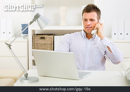 
                Büro & Office, Laptop, Telefonieren, Geschäftsmann                   