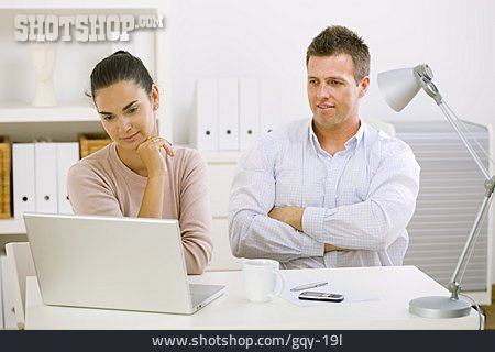 
                Büro & Office, Teamarbeit, Laptop                   