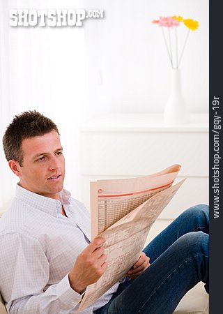 
                Mann, Häusliches Leben, Zeitung, Lesen                   