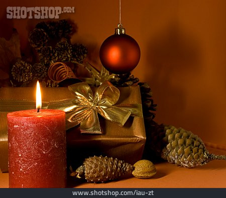 
                Weihnachten, Kerzenschein, Weihnachtsgeschenk                   