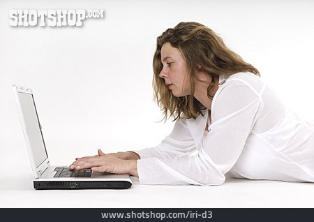 
                Junge Frau, Frau, Mobile Kommunikation, Laptop                   