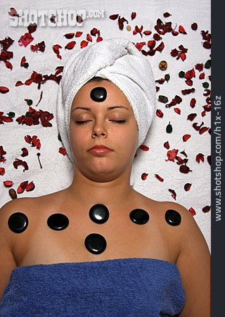 
                Frau, Wellness & Relax, Warmsteinmassage                   