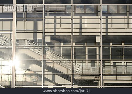 
                Bürogebäude, Glasfassade, Treppenhaus                   