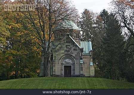 
                Mausoleum, Urnenhain                   