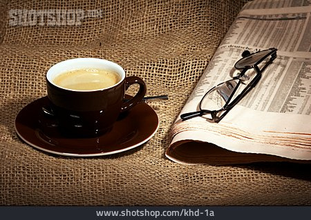 
                Zeitung, Kaffeetasse, Lesebrille                   