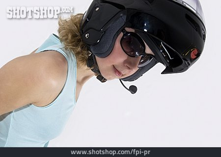 
                Frau, Sonnenbrille, Motorradhelm, Mikrofon                   