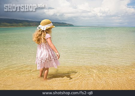 
                Mädchen, Ferien, Strandspaziergang                   