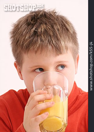 
                Junge, Gesunde Ernährung, Trinken, Orangensaft                   