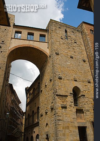 
                Stadtmauer, Volterra                   