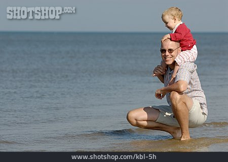 
                Vater, Tochter, Strandurlaub                   