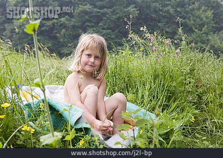 
                Mädchen, Blumenwiese, Sommerlich                   