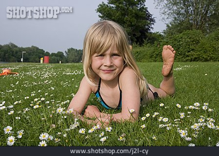 
                Mädchen, Blumenwiese                   