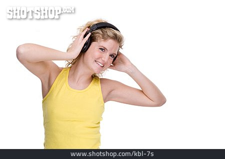 
                Junge Frau, Audio, Musikhören                   