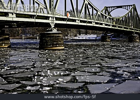 
                Glienicker Brücke, Eisscholle                   