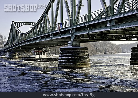 
                Winter, Glienicker Brücke, Eisscholle, Havel                   