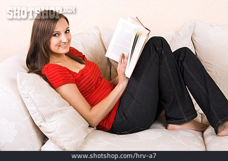 
                Junge Frau, Häusliches Leben, Lesen                   