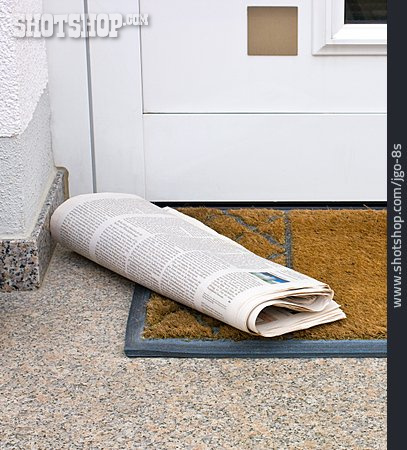 
                Tageszeitung, Haustür, Fußmatte                   