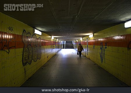 
                Tunnel, Fußgänger, Unterführung                   