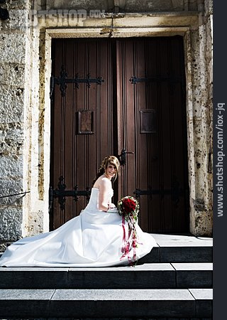 
                Hochzeit, Braut, Kirchenportal                   