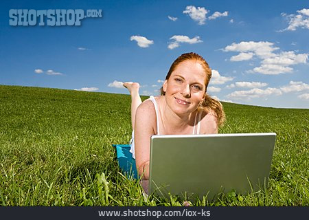 
                Junge Frau, Frau, Mobile Kommunikation, Laptop, Sommerlich                   