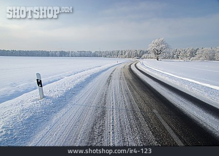 
                Verschneit, Straße, Landstraße, Leitpfosten                   