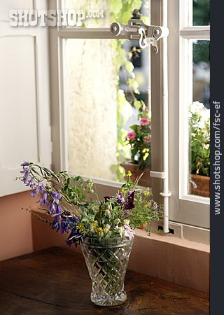 
                Blumenstrauß, Fensterbank                   