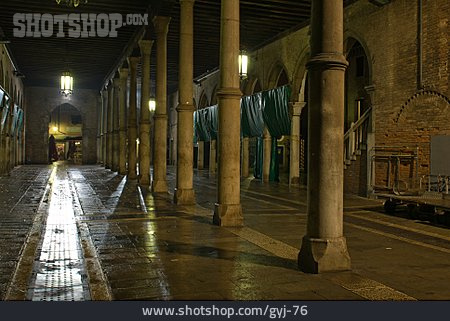 
                Nacht, Venedig, Markthalle                   