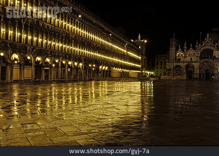 
                Nacht, Venedig, Markusplatz                   